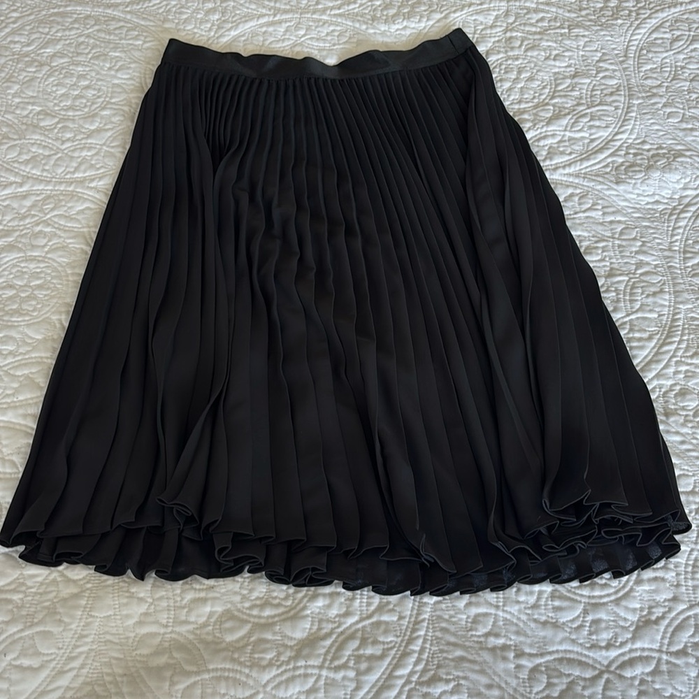 Express pleated below knee skirt size medium